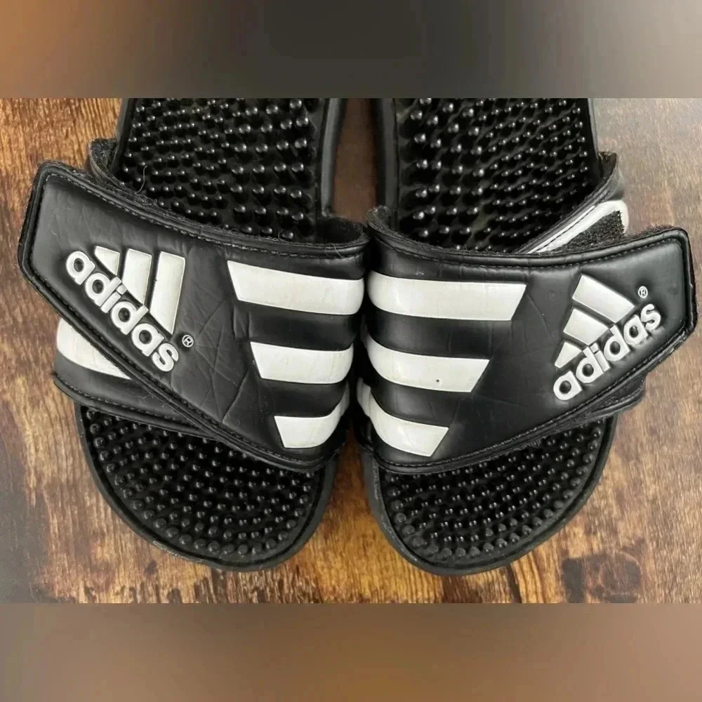 Adidas | Addisage mens slides. Size: 6 mens/7 women’s.